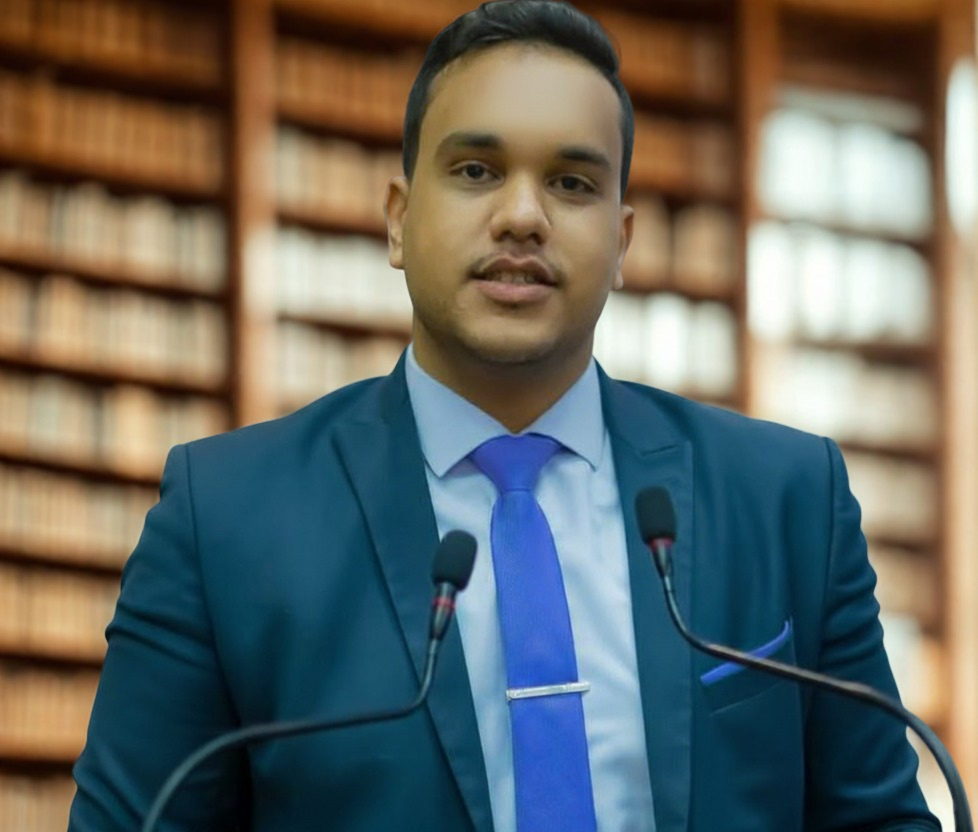 Portrait d’un intervenant s’exprimant à une tribune