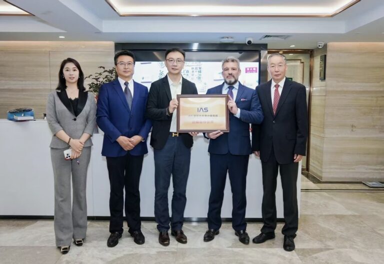 Remise de la plaque de partenaire stratégique de l’IAS, en Chine
