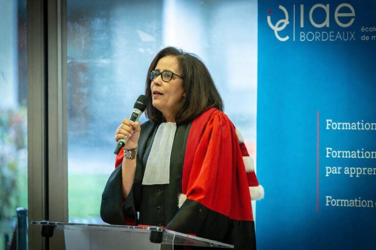 Laïla Benraïss-Noailles, en toge universitaire, prend la parole à l’IAE de Bordeaux